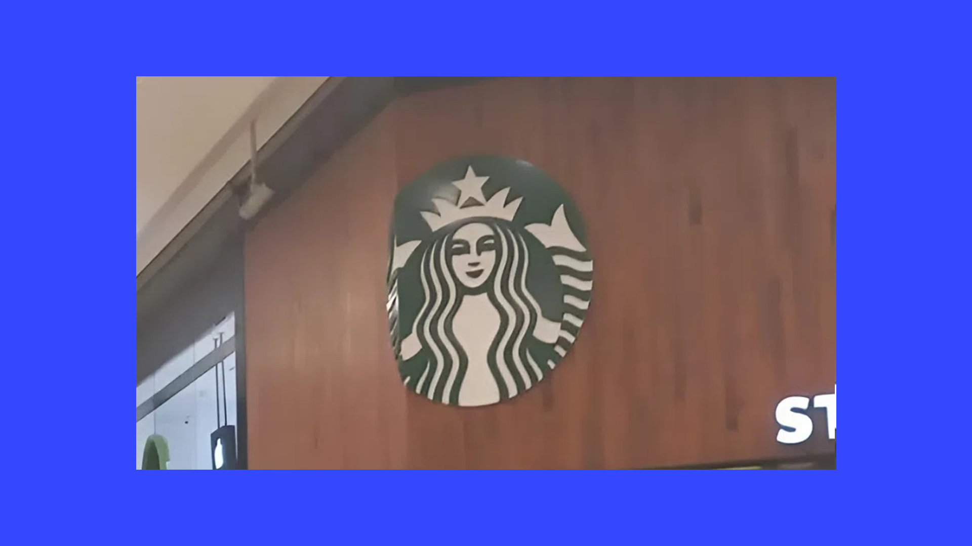 Вивіска Starbucks на куті стіни: приклад, чому не завжди варто дотримуватися гайдлайну.